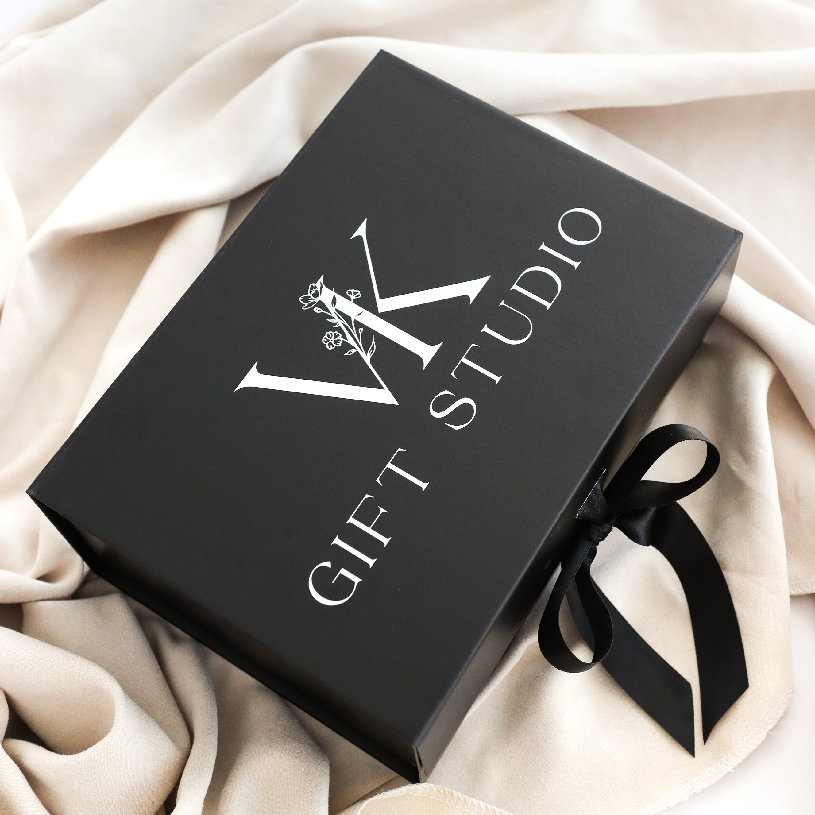 Closed bridesmaid gift box black packaging final view